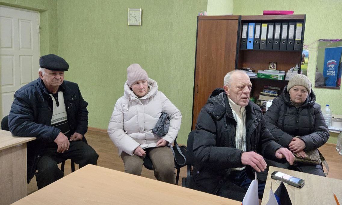 Сегодня в общественной приёмной Всероссийской политической партии «Единая Россия» г. Светлодарск первый заместитель главы администрации городского округа Дебальцево Максим Владимирович Вельма провёл приём граждан Сегодня в общественной приёмной Всероссийской политической партии «Единая Россия» г. Светлодарск первый заместитель главы администрации городского округа Дебальцево Максим Владимирович Вельма провёл приём граждан