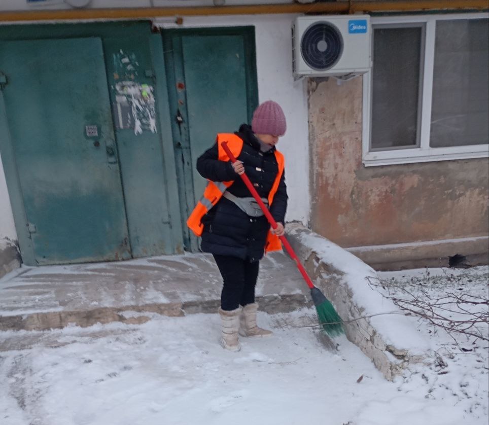 Сегодня, 15 января, силами Макеевского филиала НКО «Единый региональный фонд по управлению многоквартирными домами на территории Донецкой Народной Республики» ведутся работы по очистки от снега внутриквартальных территорий...