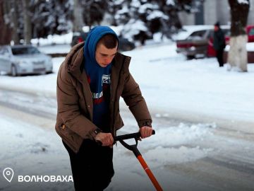 Сегодня с утра по всей Республике пошёл снег, поэтому наши волонтёры оперативно вышли на улицы, чтобы расчистить тротуары для жителей