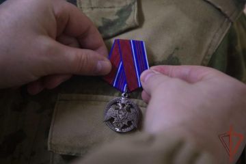 Командующий группировкой войск национальной гвардии в ДНР вручил ведомственные награды отличившимся сотрудникам спецподразделения, а также поблагодарил личный состав за профессионализм