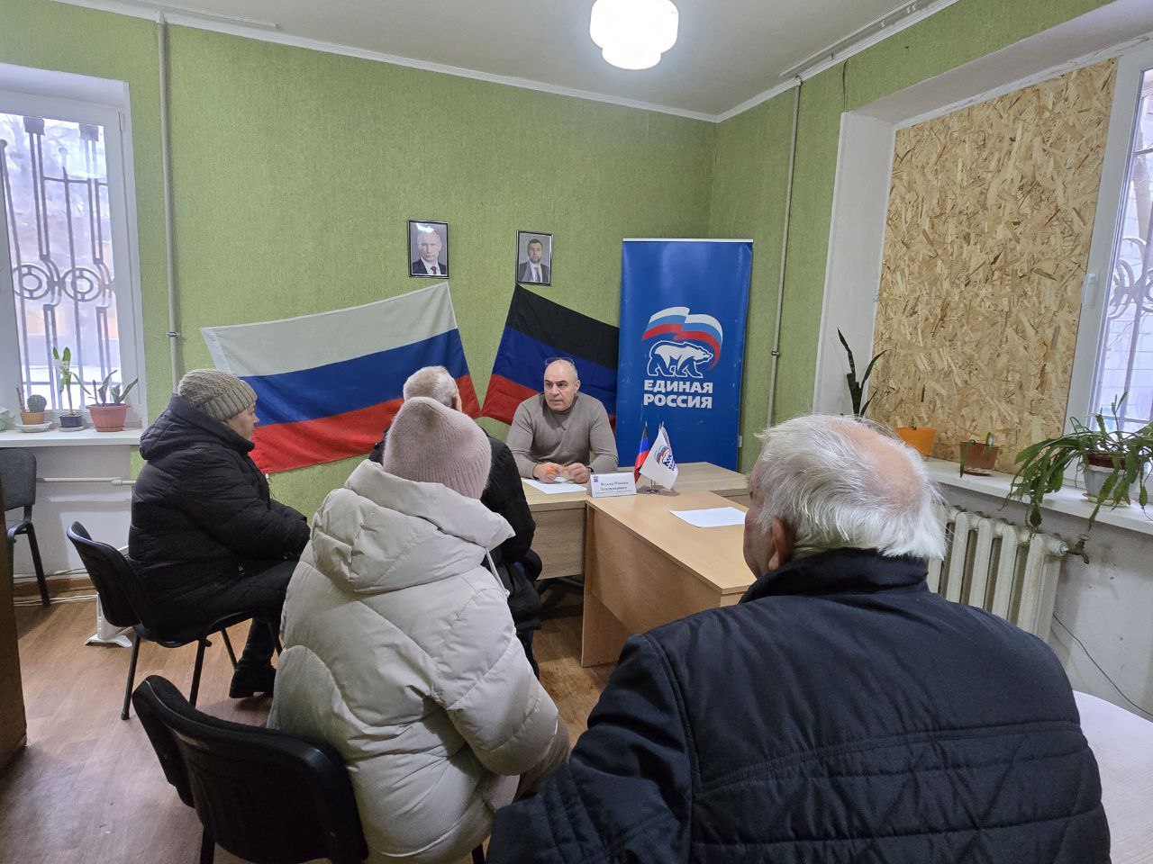 Сегодня в общественной приёмной Всероссийской политической партии «Единая Россия» г. Светлодарск первый заместитель главы администрации городского округа Дебальцево Максим Владимирович Вельма провёл приём граждан Сегодня в общественной приёмной Всероссийской политической партии «Единая Россия» г. Светлодарск первый заместитель главы администрации городского округа Дебальцево Максим Владимирович Вельма провёл приём граждан