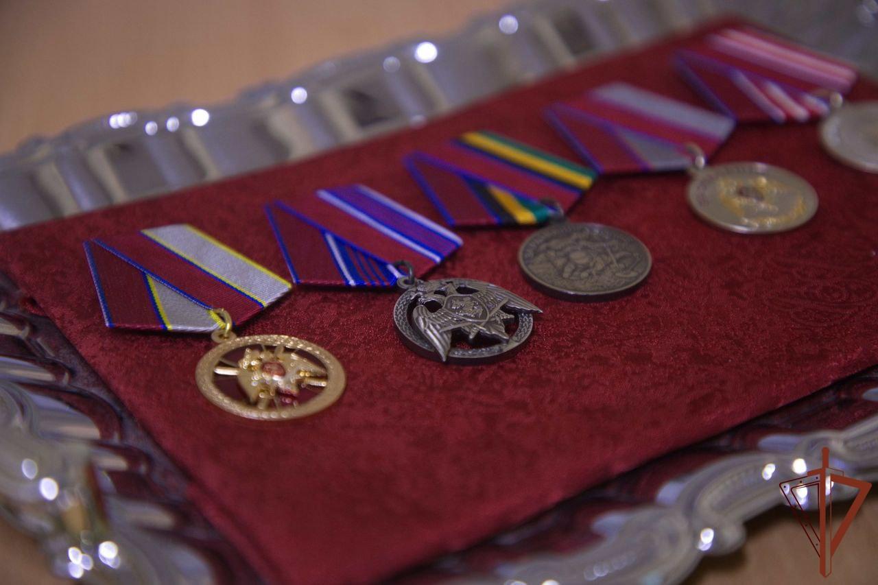 Командующий группировкой войск национальной гвардии в ДНР вручил ведомственные награды отличившимся сотрудникам спецподразделения, а также поблагодарил личный состав за профессионализм Командующий группировкой войск национальной гвардии в ДНР вручил ведомственные награды отличившимся сотрудникам спецподразделения, а также поблагодарил личный состав за профессионализм