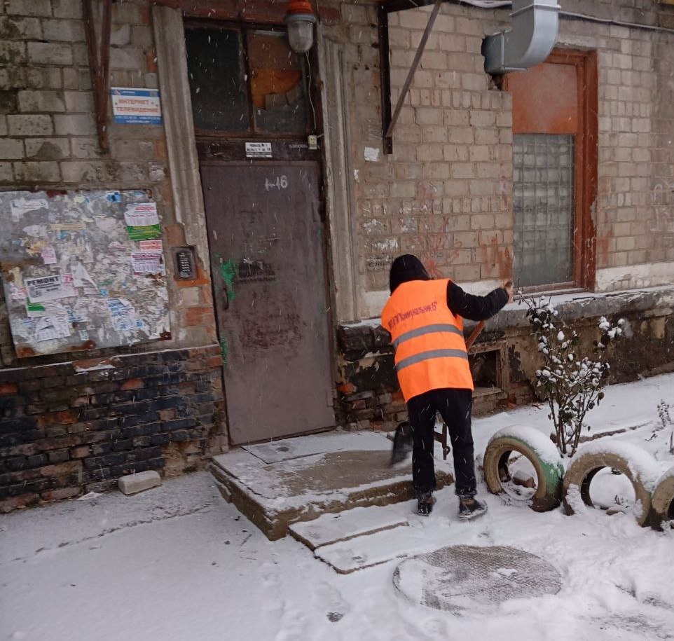 Сегодня, 15 января, силами Макеевского филиала НКО «Единый региональный фонд по управлению многоквартирными домами на территории Донецкой Народной Республики» ведутся работы по очистки от снега внутриквартальных территорий... Сегодня, 15 января, силами Макеевского филиала НКО «Единый региональный фонд по управлению многоквартирными домами на территории Донецкой Народной Республики» ведутся работы по очистки от снега внутриквартальных территорий...