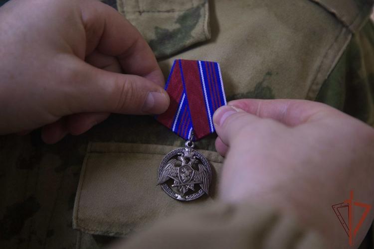 Командующий группировкой войск национальной гвардии в ДНР вручил ведомственные награды отличившимся сотрудникам спецподразделения, а также поблагодарил личный состав за профессионализм