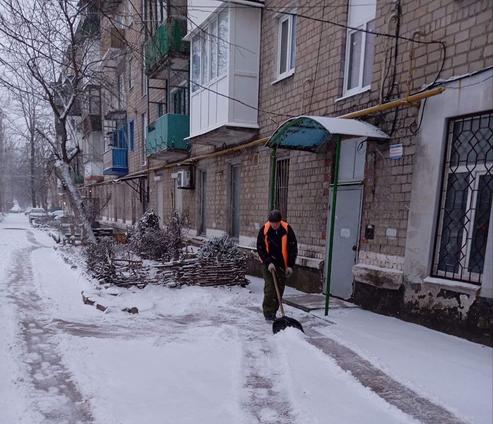 Сегодня, 15 января, силами Макеевского филиала НКО «Единый региональный фонд по управлению многоквартирными домами на территории Донецкой Народной Республики» ведутся работы по очистки от снега внутриквартальных территорий... Сегодня, 15 января, силами Макеевского филиала НКО «Единый региональный фонд по управлению многоквартирными домами на территории Донецкой Народной Республики» ведутся работы по очистки от снега внутриквартальных территорий...