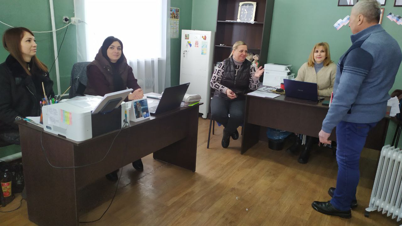 В Новозарьевском сельском клубе прошла встреча, организованная начальником территориального отдела Михаилом Рапачем