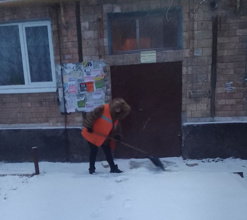 Сегодня, 15 января, силами Макеевского филиала НКО «Единый региональный фонд по управлению многоквартирными домами на территории Донецкой Народной Республики» ведутся работы по очистки от снега внутриквартальных территорий... Сегодня, 15 января, силами Макеевского филиала НКО «Единый региональный фонд по управлению многоквартирными домами на территории Донецкой Народной Республики» ведутся работы по очистки от снега внутриквартальных территорий...