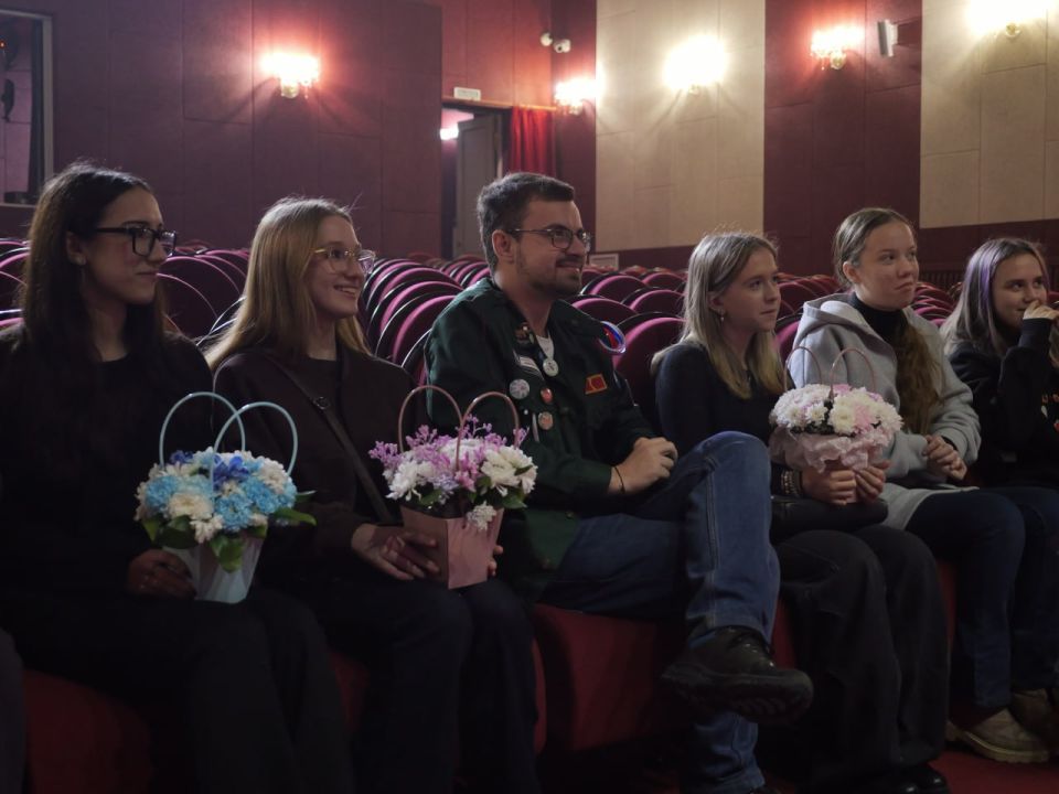 Первый День Артиста. Первый День артиста в Донецком театре кукол прошел совместно с представителями Донецкого регионального отделения Всероссийской общественной организации «Молодая Гвардия Единой России», которые с утра... Первый День Артиста. Первый День артиста в Донецком театре кукол прошел совместно с представителями Донецкого регионального отделения Всероссийской общественной организации «Молодая Гвардия Единой России», которые с утра...