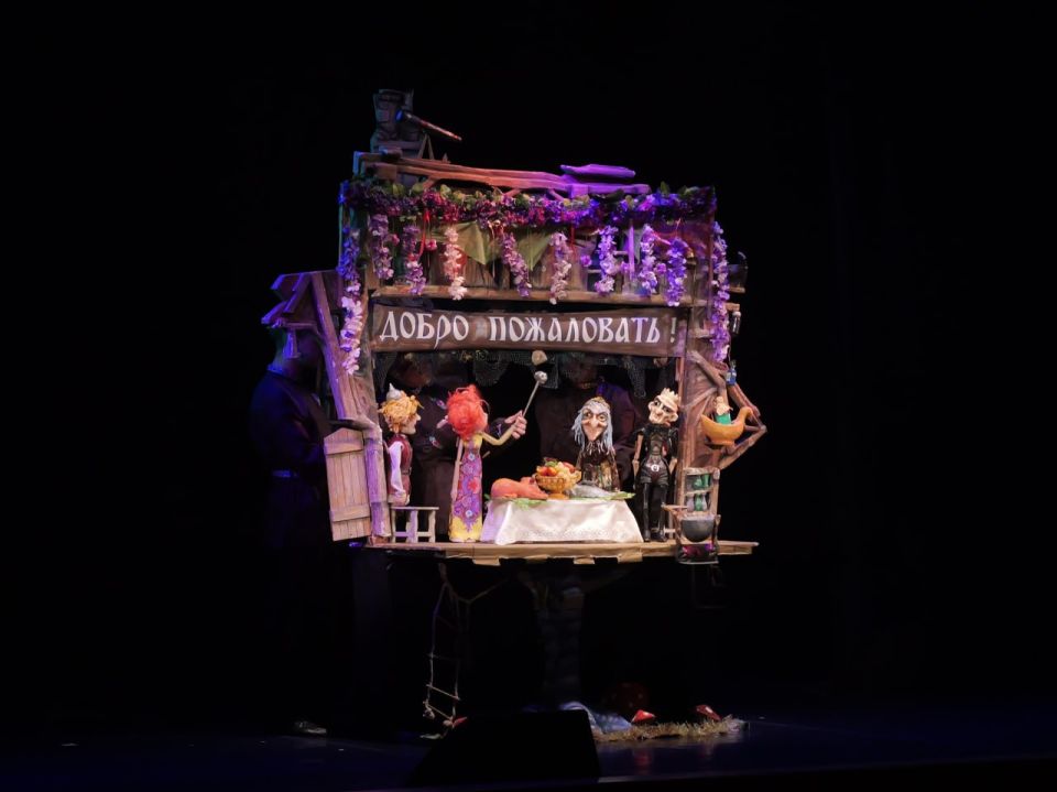 Первый День Артиста. Первый День артиста в Донецком театре кукол прошел совместно с представителями Донецкого регионального отделения Всероссийской общественной организации «Молодая Гвардия Единой России», которые с утра... Первый День Артиста. Первый День артиста в Донецком театре кукол прошел совместно с представителями Донецкого регионального отделения Всероссийской общественной организации «Молодая Гвардия Единой России», которые с утра...