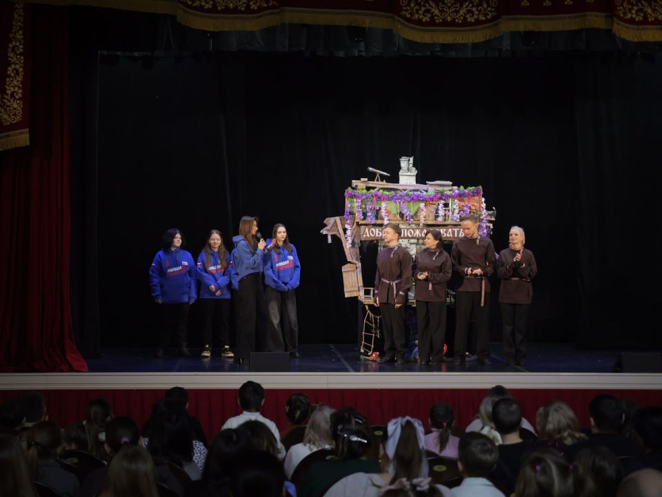 Первый День Артиста. Первый День артиста в Донецком театре кукол прошел совместно с представителями Донецкого регионального отделения Всероссийской общественной организации «Молодая Гвардия Единой России», которые с утра... Первый День Артиста. Первый День артиста в Донецком театре кукол прошел совместно с представителями Донецкого регионального отделения Всероссийской общественной организации «Молодая Гвардия Единой России», которые с утра...