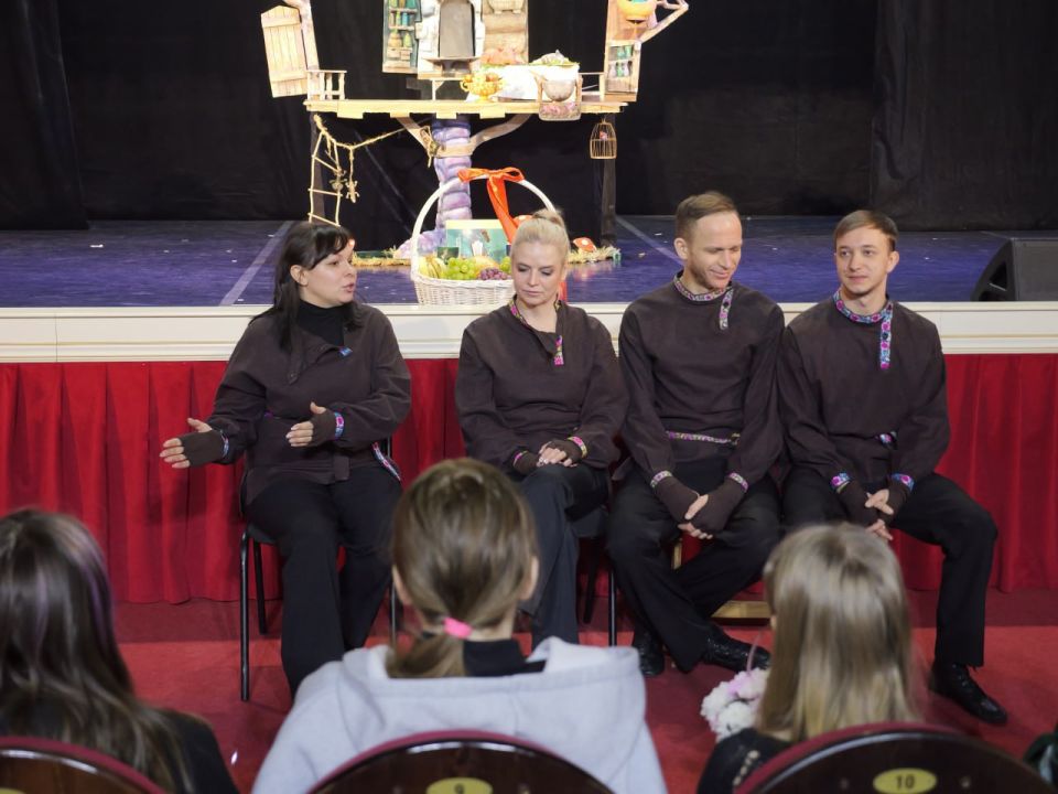 Первый День Артиста. Первый День артиста в Донецком театре кукол прошел совместно с представителями Донецкого регионального отделения Всероссийской общественной организации «Молодая Гвардия Единой России», которые с утра... Первый День Артиста. Первый День артиста в Донецком театре кукол прошел совместно с представителями Донецкого регионального отделения Всероссийской общественной организации «Молодая Гвардия Единой России», которые с утра...