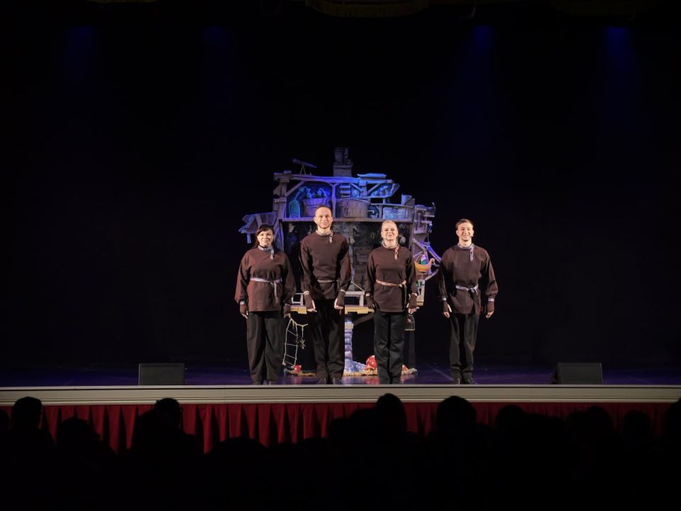 Первый День Артиста. Первый День артиста в Донецком театре кукол прошел совместно с представителями Донецкого регионального отделения Всероссийской общественной организации «Молодая Гвардия Единой России», которые с утра... Первый День Артиста. Первый День артиста в Донецком театре кукол прошел совместно с представителями Донецкого регионального отделения Всероссийской общественной организации «Молодая Гвардия Единой России», которые с утра...