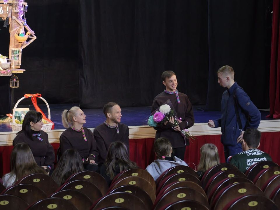 Первый День Артиста. Первый День артиста в Донецком театре кукол прошел совместно с представителями Донецкого регионального отделения Всероссийской общественной организации «Молодая Гвардия Единой России», которые с утра... Первый День Артиста. Первый День артиста в Донецком театре кукол прошел совместно с представителями Донецкого регионального отделения Всероссийской общественной организации «Молодая Гвардия Единой России», которые с утра...