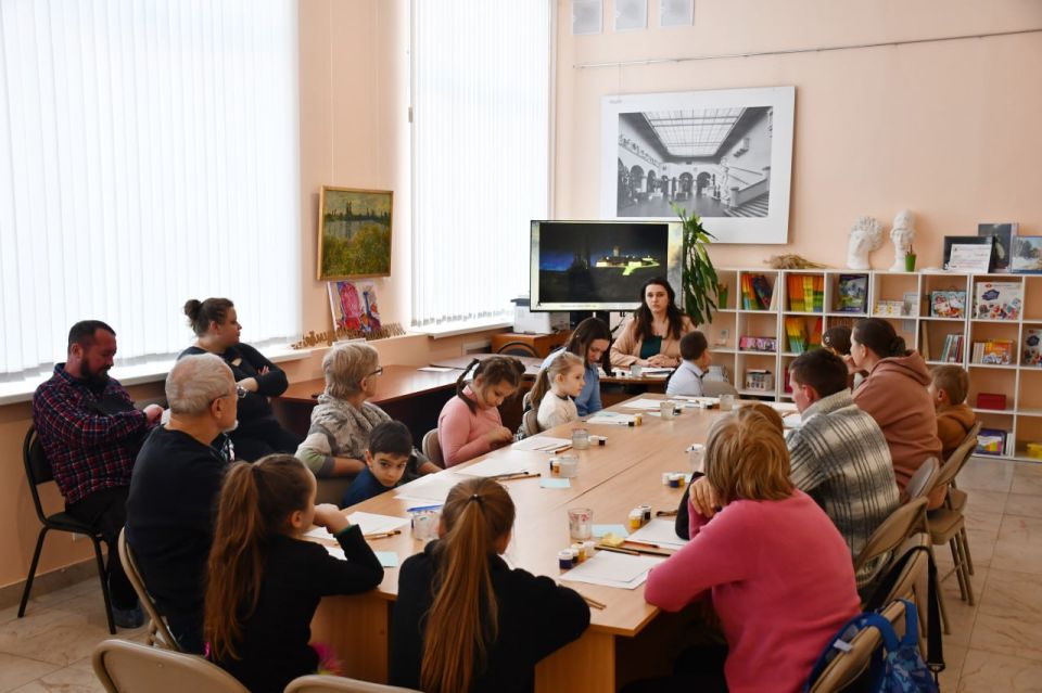 Поймать свет, как Куинджи: мастер-класс в музее для подопечных фонда «Защитники Отечества» Поймать свет, как Куинджи: мастер-класс в музее для подопечных фонда «Защитники Отечества»