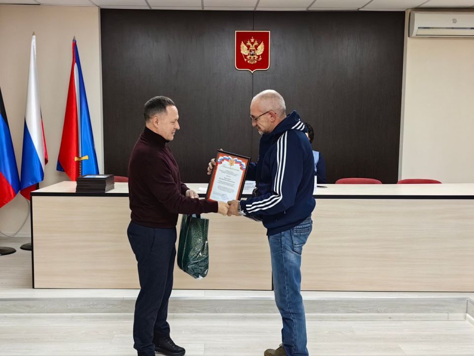 Александр Пеняев: С особым удовольствием сегодня вручил благодарности администрации округа сотрудникам Ясиноватского управления водопроводно-канализационного хозяйства ГУП «Вода Донбасса» Александр Пеняев: С особым удовольствием сегодня вручил благодарности администрации округа сотрудникам Ясиноватского управления водопроводно-канализационного хозяйства ГУП «Вода Донбасса»