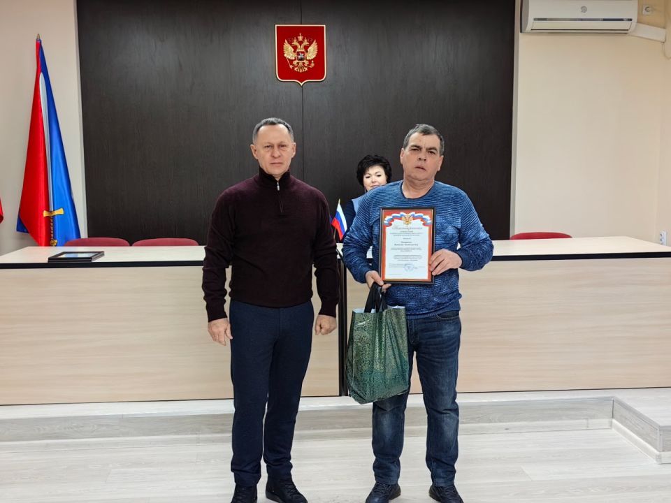 Александр Пеняев: С особым удовольствием сегодня вручил благодарности администрации округа сотрудникам Ясиноватского управления водопроводно-канализационного хозяйства ГУП «Вода Донбасса» Александр Пеняев: С особым удовольствием сегодня вручил благодарности администрации округа сотрудникам Ясиноватского управления водопроводно-канализационного хозяйства ГУП «Вода Донбасса»