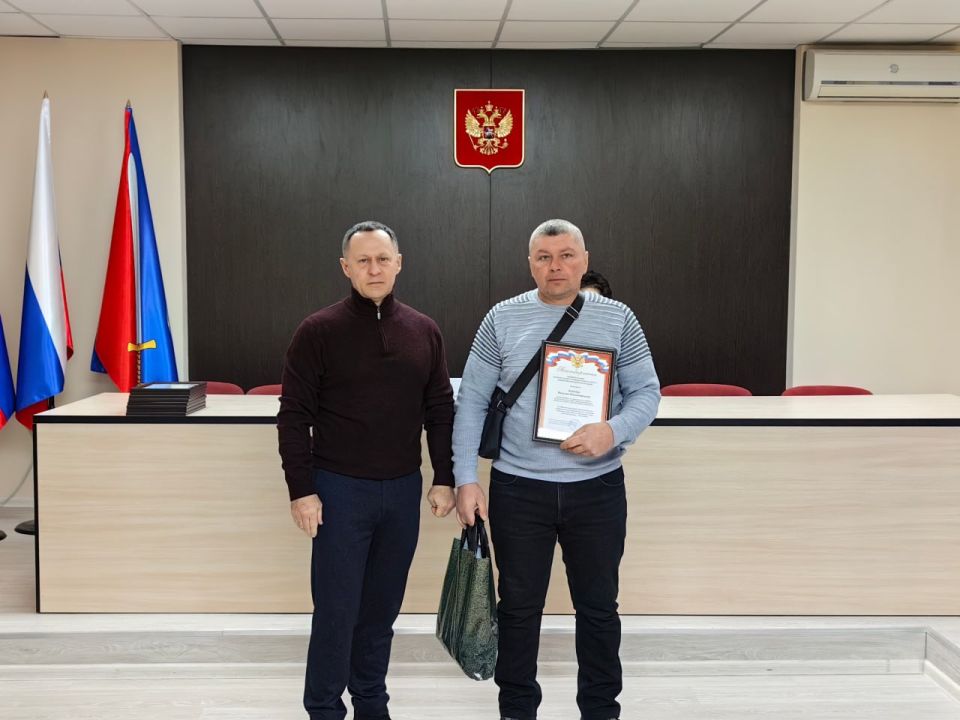 Александр Пеняев: С особым удовольствием сегодня вручил благодарности администрации округа сотрудникам Ясиноватского управления водопроводно-канализационного хозяйства ГУП «Вода Донбасса» Александр Пеняев: С особым удовольствием сегодня вручил благодарности администрации округа сотрудникам Ясиноватского управления водопроводно-канализационного хозяйства ГУП «Вода Донбасса»