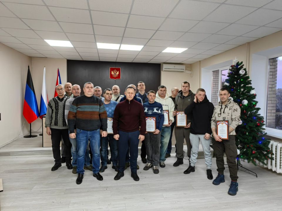 Александр Пеняев: С особым удовольствием сегодня вручил благодарности администрации округа сотрудникам Ясиноватского управления водопроводно-канализационного хозяйства ГУП «Вода Донбасса» Александр Пеняев: С особым удовольствием сегодня вручил благодарности администрации округа сотрудникам Ясиноватского управления водопроводно-канализационного хозяйства ГУП «Вода Донбасса»