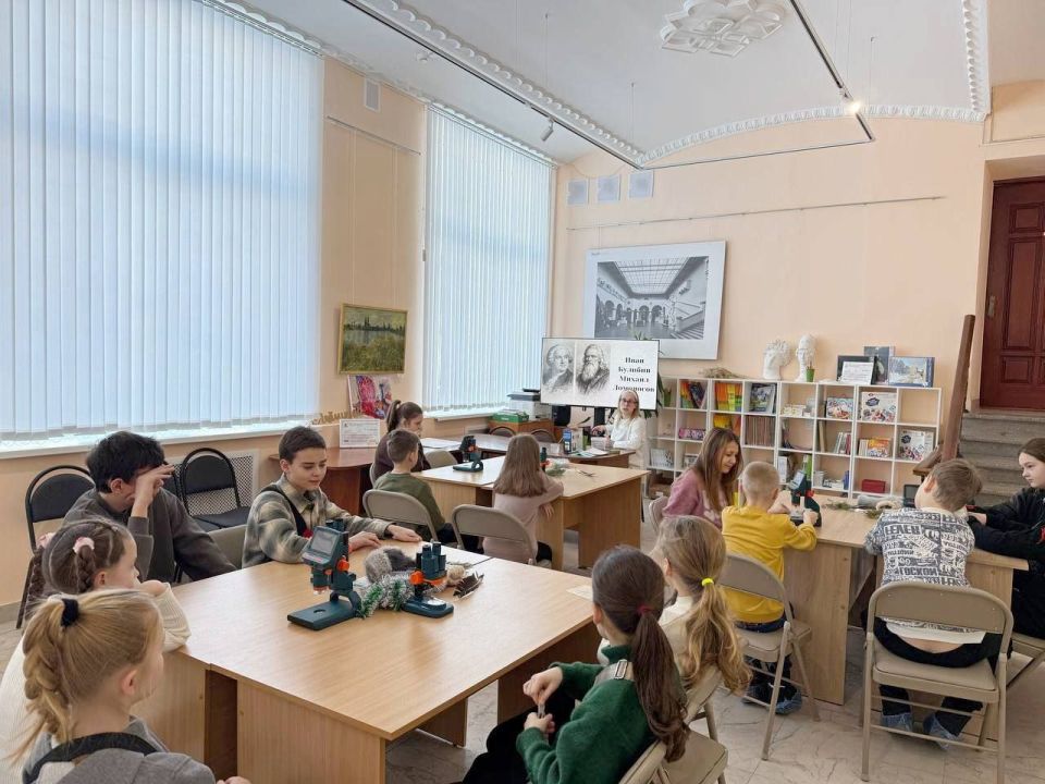 Зима под микроскопом. 17 января в Центре художественно-эстетического воспитания детей и юношества «Геликон» Донецкого республиканского художественного музея состоялось познавательно-творческое занятие «Микроскопическое... Зима под микроскопом. 17 января в Центре художественно-эстетического воспитания детей и юношества «Геликон» Донецкого республиканского художественного музея состоялось познавательно-творческое занятие «Микроскопическое...