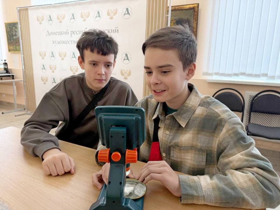 Зима под микроскопом. 17 января в Центре художественно-эстетического воспитания детей и юношества «Геликон» Донецкого республиканского художественного музея состоялось познавательно-творческое занятие «Микроскопическое... Зима под микроскопом. 17 января в Центре художественно-эстетического воспитания детей и юношества «Геликон» Донецкого республиканского художественного музея состоялось познавательно-творческое занятие «Микроскопическое...