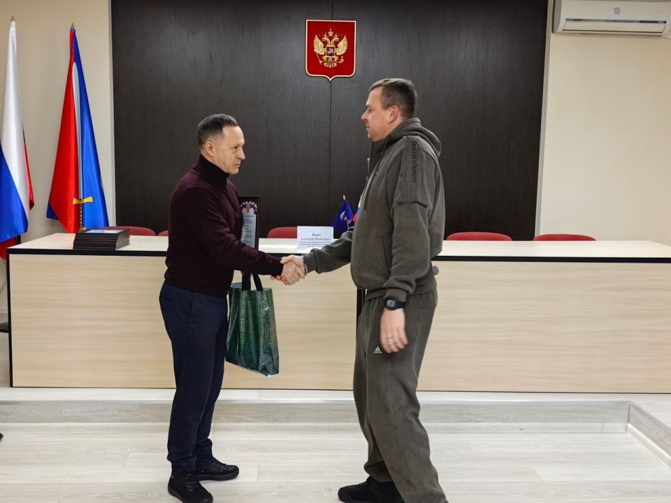 Александр Пеняев: С особым удовольствием сегодня вручил благодарности администрации округа сотрудникам Ясиноватского управления водопроводно-канализационного хозяйства ГУП «Вода Донбасса» Александр Пеняев: С особым удовольствием сегодня вручил благодарности администрации округа сотрудникам Ясиноватского управления водопроводно-канализационного хозяйства ГУП «Вода Донбасса»