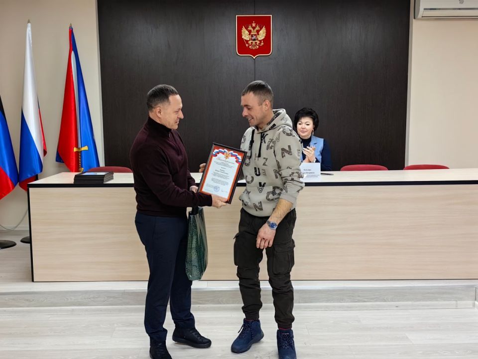 Александр Пеняев: С особым удовольствием сегодня вручил благодарности администрации округа сотрудникам Ясиноватского управления водопроводно-канализационного хозяйства ГУП «Вода Донбасса» Александр Пеняев: С особым удовольствием сегодня вручил благодарности администрации округа сотрудникам Ясиноватского управления водопроводно-канализационного хозяйства ГУП «Вода Донбасса»