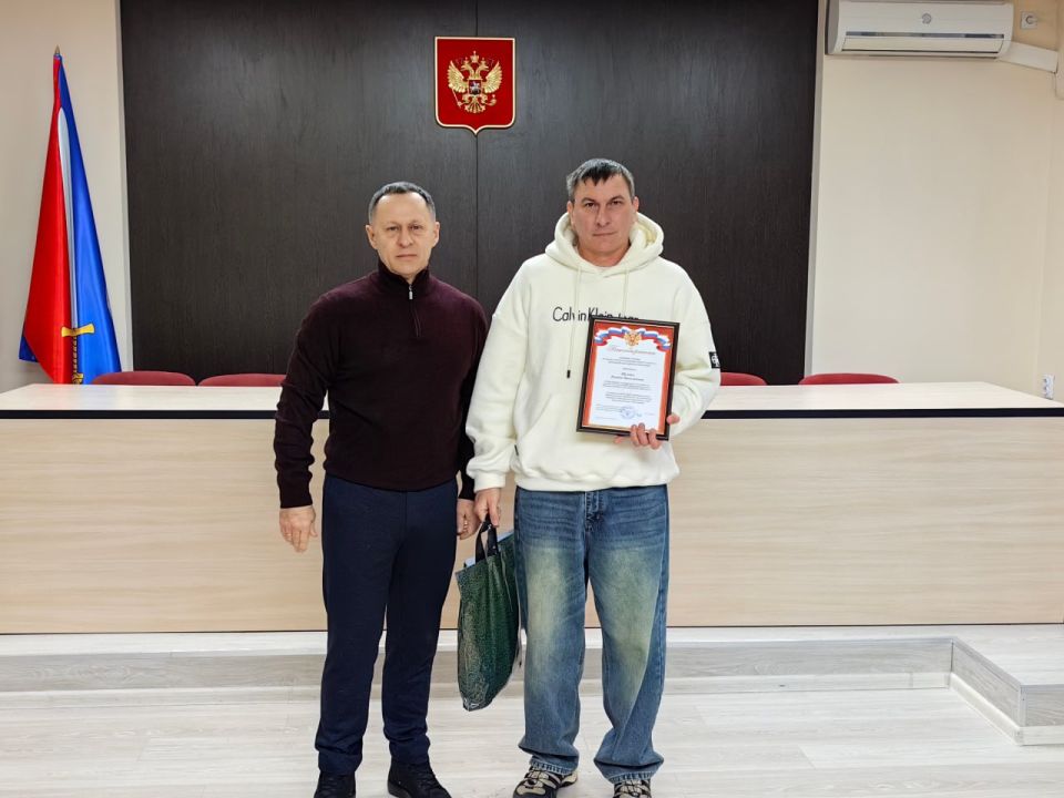 Александр Пеняев: С особым удовольствием сегодня вручил благодарности администрации округа сотрудникам Ясиноватского управления водопроводно-канализационного хозяйства ГУП «Вода Донбасса» Александр Пеняев: С особым удовольствием сегодня вручил благодарности администрации округа сотрудникам Ясиноватского управления водопроводно-канализационного хозяйства ГУП «Вода Донбасса»