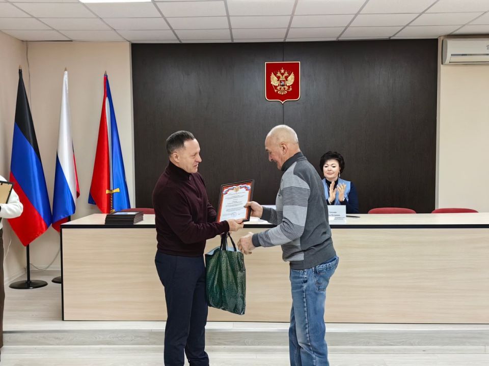 Александр Пеняев: С особым удовольствием сегодня вручил благодарности администрации округа сотрудникам Ясиноватского управления водопроводно-канализационного хозяйства ГУП «Вода Донбасса» Александр Пеняев: С особым удовольствием сегодня вручил благодарности администрации округа сотрудникам Ясиноватского управления водопроводно-канализационного хозяйства ГУП «Вода Донбасса»