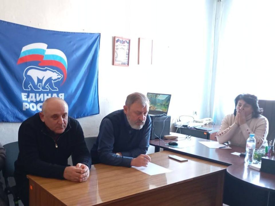 Секретарь местного отделения «Единой России» обсудил с жителями села Камышеватое актуальные вопросы развития территории