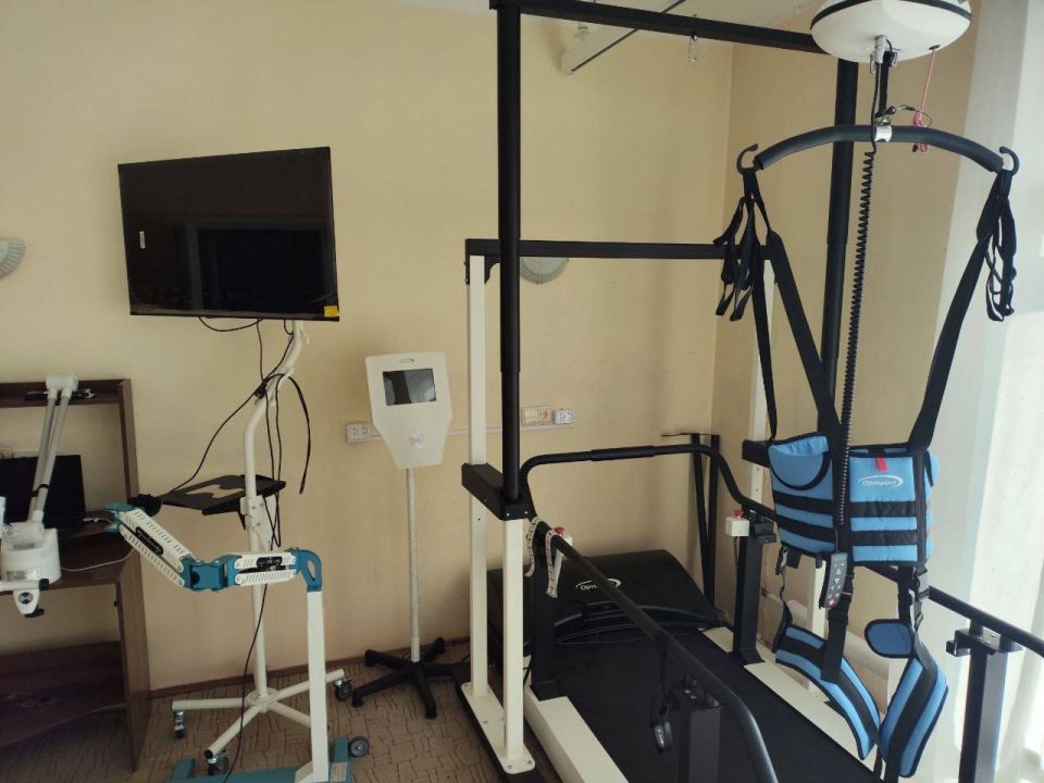 Роботизированная система, магнитная стимуляция и другие инновации: Как в Макеевке помогают пациентам восстанавливаться после инсультов, травм и операций