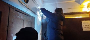 Специалисты Хабаровского края отремонтировали электрощиток в МКД Дебальцево