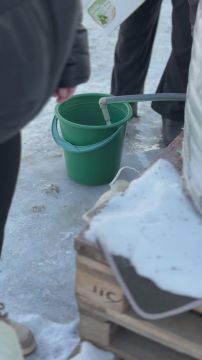 Жители Моспино показали, как они всей улицей отогревают замерзший кран у обледенелой бочки