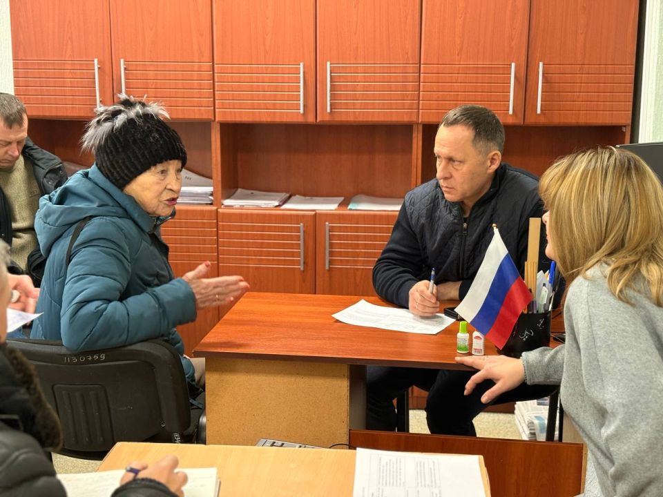 Александр Пеняев: Повестку сегодняшнего приема, который традиционно провел в администрации округа, во многом определили последствия чрезвычайной ситуации, оставившей в понедельник без электроснабжения значительную часть... Александр Пеняев: Повестку сегодняшнего приема, который традиционно провел в администрации округа, во многом определили последствия чрезвычайной ситуации, оставившей в понедельник без электроснабжения значительную часть...