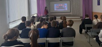 В рамках партийного проекта "Безопасные дороги" главный специалист отдела молодежной политики Администрации городского округа Харцызск Анна Христофорова провела лекцию с обучающимися среднего школьного звена