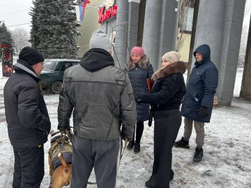 Встречи с населением. В районе парка им. Н.А. Вознесенского состоялась встреча заместителя председателя Енакиевского городского совета Анны Деменковой с жителями города