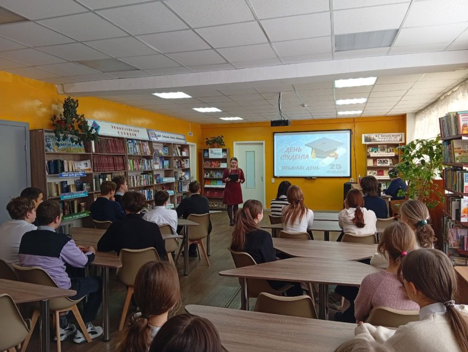 В библиотеке Кировского прошел интерактивный час ко Дню студента «Как за сто лет студенты изменили русский язык»
