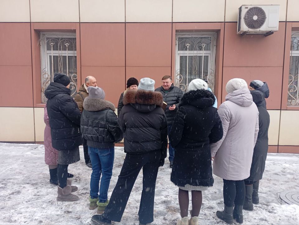 Игорь Мартынов: Встречи с населением. 22 января заместитель главы администрации муниципального образования городского округа Енакиево Игорь Витрук провел встречу с гражданами по адресам: ул. Щербакова, 122, 141 Игорь Мартынов: Встречи с населением. 22 января заместитель главы администрации муниципального образования городского округа Енакиево Игорь Витрук провел встречу с гражданами по адресам: ул. Щербакова, 122, 141