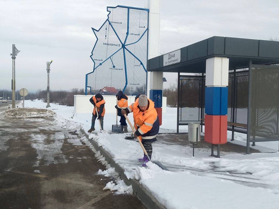 Ежедневно дорожники осуществляют очистку дорожного покрытия от снега, обеспечивая безопасность движения