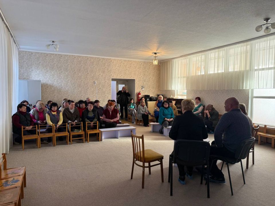 21 января первый заместитель руководителя Управы Горняцкого внутригородского района Администрации городского округа Макеевка Максим Козловский совместно с депутатом Народного Совета ДНР Юлией Крюковой провели встречу с... 21 января первый заместитель руководителя Управы Горняцкого внутригородского района Администрации городского округа Макеевка Максим Козловский совместно с депутатом Народного Совета ДНР Юлией Крюковой провели встречу с...