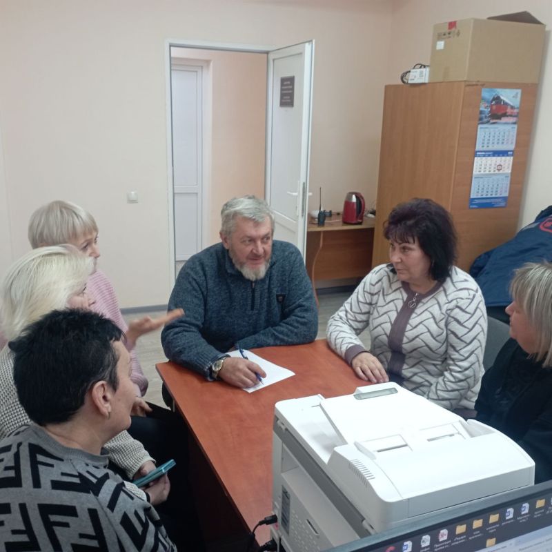 В рамках системной работы с населением и трудовыми коллективами города депутат Дебальцевского городского совета от партии «Единая Россия» Андрей Майоров провел рабочую встречу с сотрудниками одного из местных предприятий