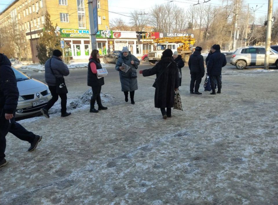 Сегодня, 23 января по инициативе Общественного Движения «Донецкая Республика» в Червоногвардейском районе города Макеевки проходит раздача официального печатного издания Общественного Движения «Донецкая Республика» Сегодня, 23 января по инициативе Общественного Движения «Донецкая Республика» в Червоногвардейском районе города Макеевки проходит раздача официального печатного издания Общественного Движения «Донецкая Республика»