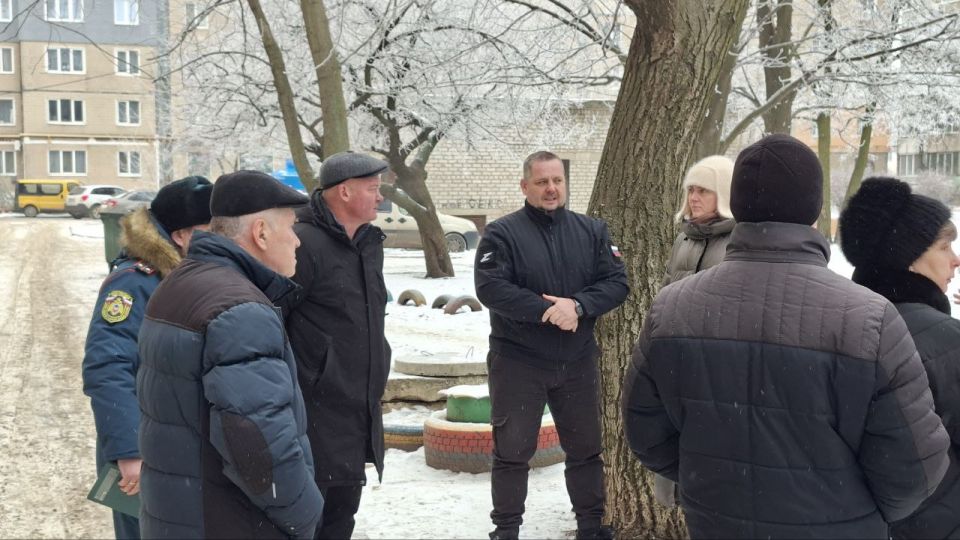 22 января первый заместитель руководителя Управы Горняцкого внутригородского района Администрации городского округа Макеевка Максим Козловский совместно депутатом Народного Совета ДНР Максимом Королюком провел встречу с... 22 января первый заместитель руководителя Управы Горняцкого внутригородского района Администрации городского округа Макеевка Максим Козловский совместно депутатом Народного Совета ДНР Максимом Королюком провел встречу с...