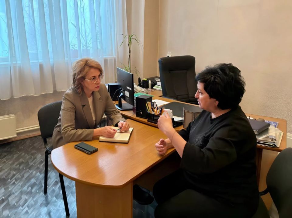 Лариса Толстыкина: На встрече с коллективом Центра социального обслуживания населения Ленинского района Донецка ответила на вопросы, которые касались не только перспектив развития системы социальной защиты, но и ситуации в... Лариса Толстыкина: На встрече с коллективом Центра социального обслуживания населения Ленинского района Донецка ответила на вопросы, которые касались не только перспектив развития системы социальной защиты, но и ситуации в...