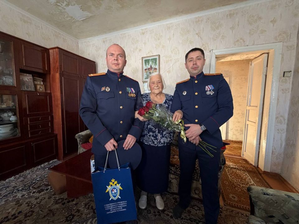 Сотрудники регионального следственного управления в День снятия блокады Ленинграда навестили ветеранов Сотрудники регионального следственного управления в День снятия блокады Ленинграда навестили ветеранов