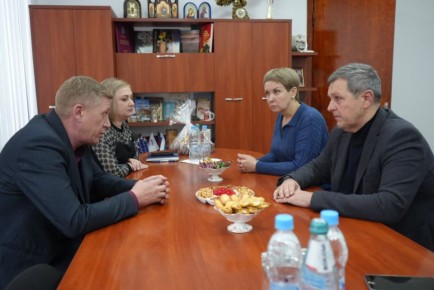 Михаил Желтяков: Вместе с руководителем Русского Центра Еленой Евсеевой мы провели рабочую встречу с главой Володарского муниципального округа Сергеем Юзвинкевичем