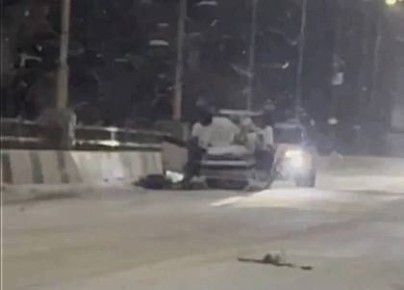 В Донецке на бульваре Шевченко из-за гололеда перевернулся автомобиль