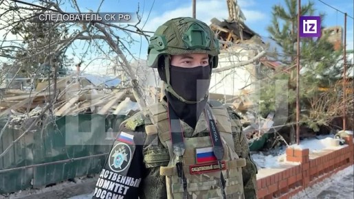 Последствия прилета ударных БПЛА в частные жилые дома в населенном пункте Сартана на окраине Мариуполя, в результате которого погибли мать и ребенок, показал корреспондент "Известий" Евгений Быковский