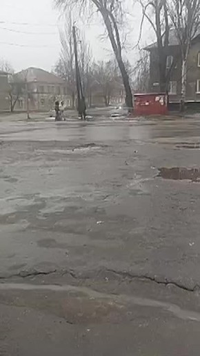 Обезумевший мужик кавказской внешности начал драку и приставал к девочкам в Горловке