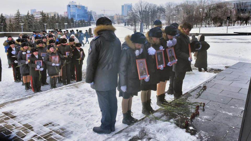 200 дней кровопролитного противостояния фашистам: Донбасс чтит советских воинов, победивших в Сталинградской битве 200 дней кровопролитного противостояния фашистам: Донбасс чтит советских воинов, победивших в Сталинградской битве