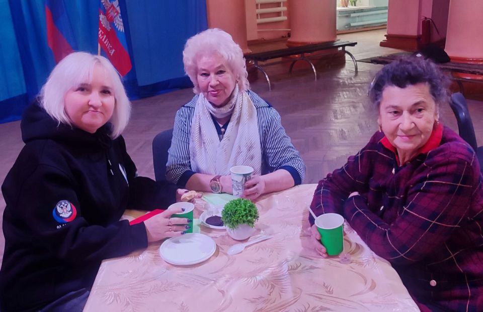 Активистки партийного проекта «Женское движение Единой России» совместно с куратором проекта «Управдом» в Торезе Николаем Лобадюком и командой «Народного контроля» города Тореза организовали значимую встречу, объединившую на... Активистки партийного проекта «Женское движение Единой России» совместно с куратором проекта «Управдом» в Торезе Николаем Лобадюком и командой «Народного контроля» города Тореза организовали значимую встречу, объединившую на...